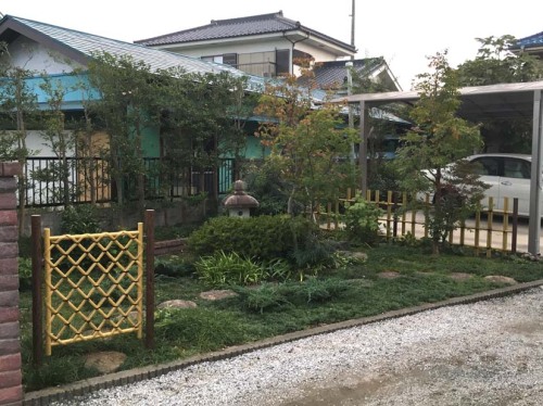 竹垣、枝折り戸、筧を人工竹のものに交換したリフォーム後のお庭