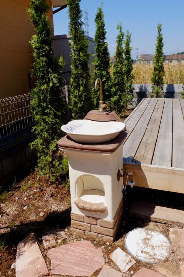 ディーズガーデンの立水栓リリーを設置したお庭の写真