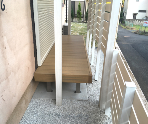 埼玉県日高市 庭で過ごすのが楽しくなるテラスや家庭菜園と雨が降っても安心な物干し場 施工アルバム お庭と外構の施工例 埼玉県坂戸市のビズガーデニング