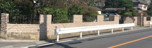 LIXILのコラゾン3型フェンスと組み合わせた塀の写真