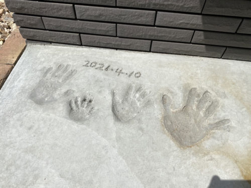 コンクリートに家族の手形が４つ