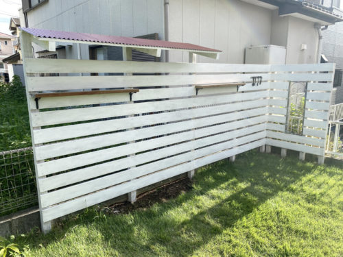 設置した白い飾り棚のあるフェンス