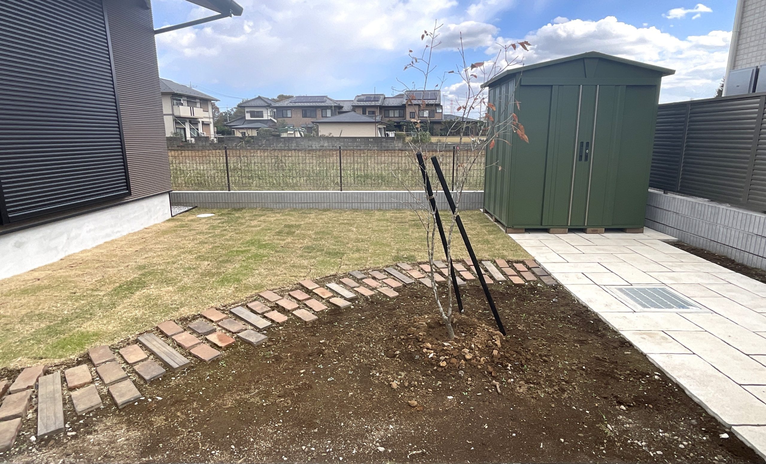 駐車場からお庭を見た様子