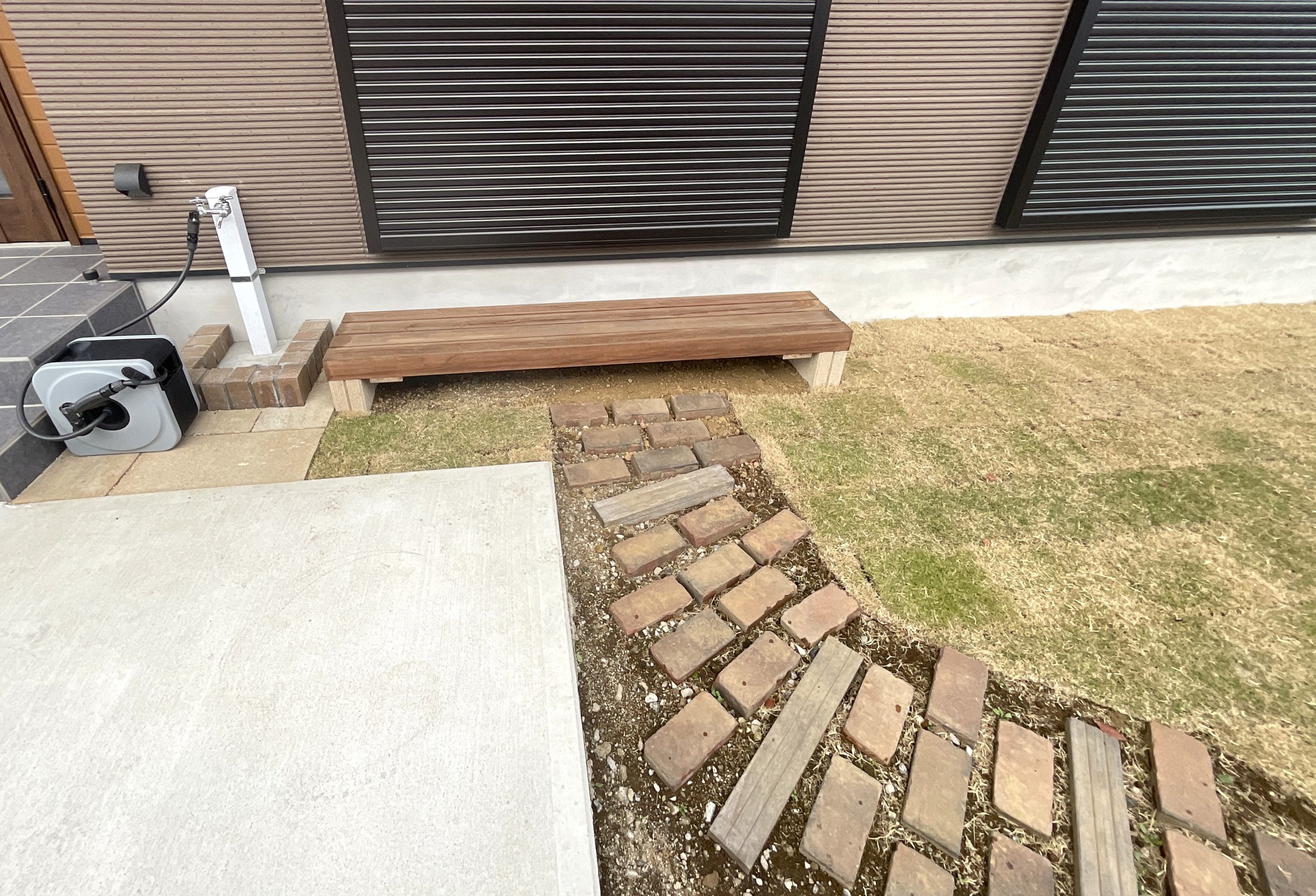 小道・ステップ・立水栓の様子