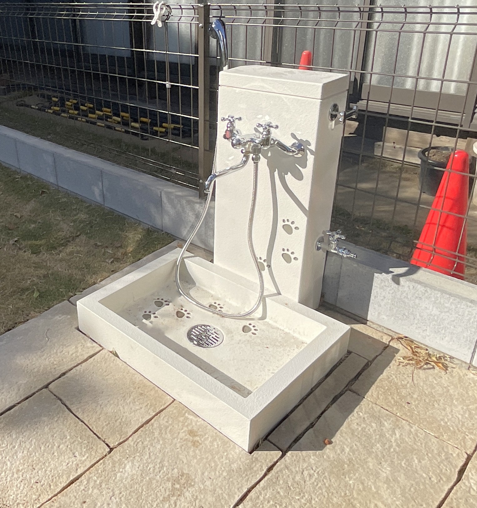 施工後 ワンちゃん用のシャワー付き水栓の様子