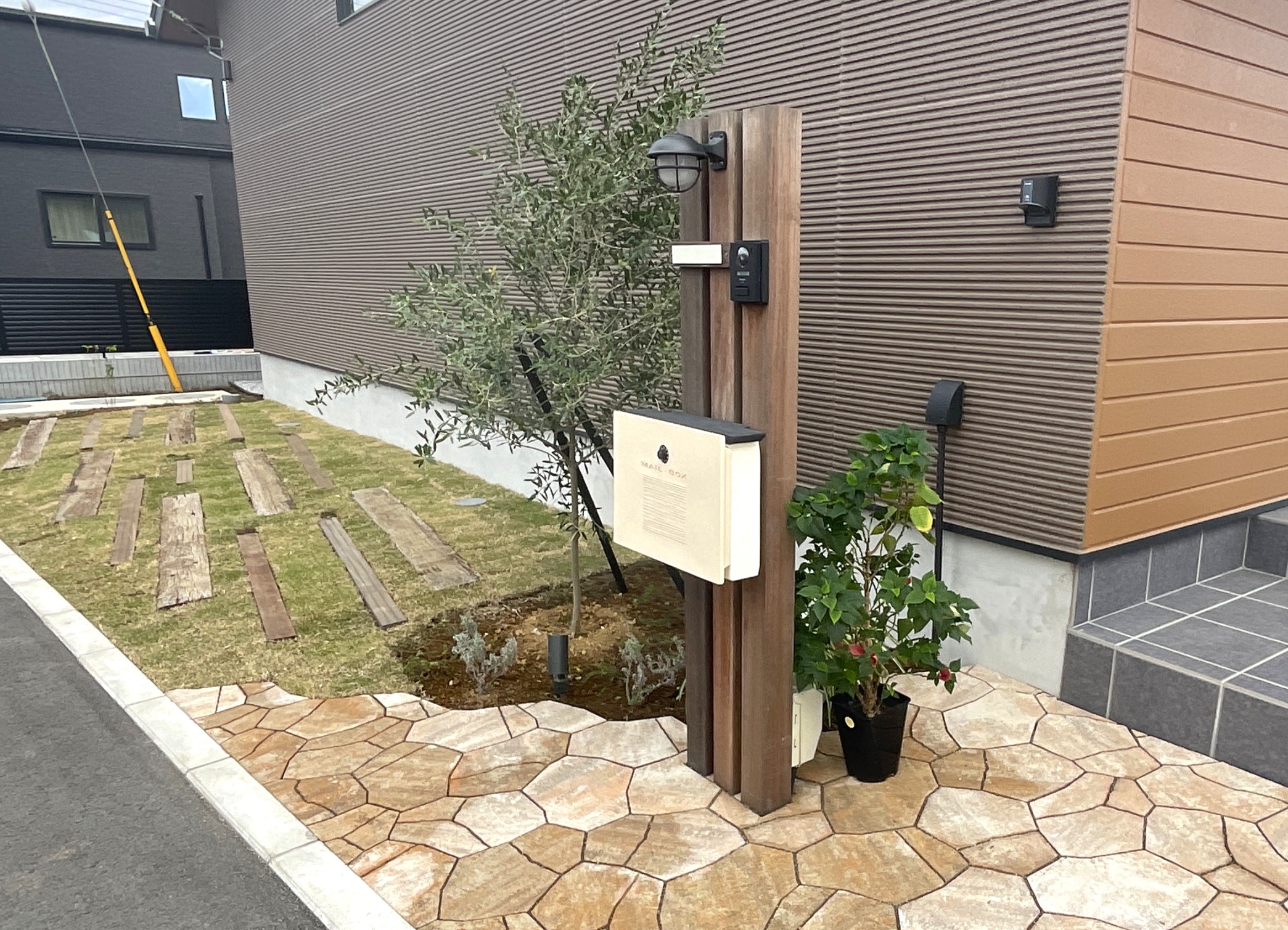 オリジナル機能門柱と予備の駐車スペースの様子