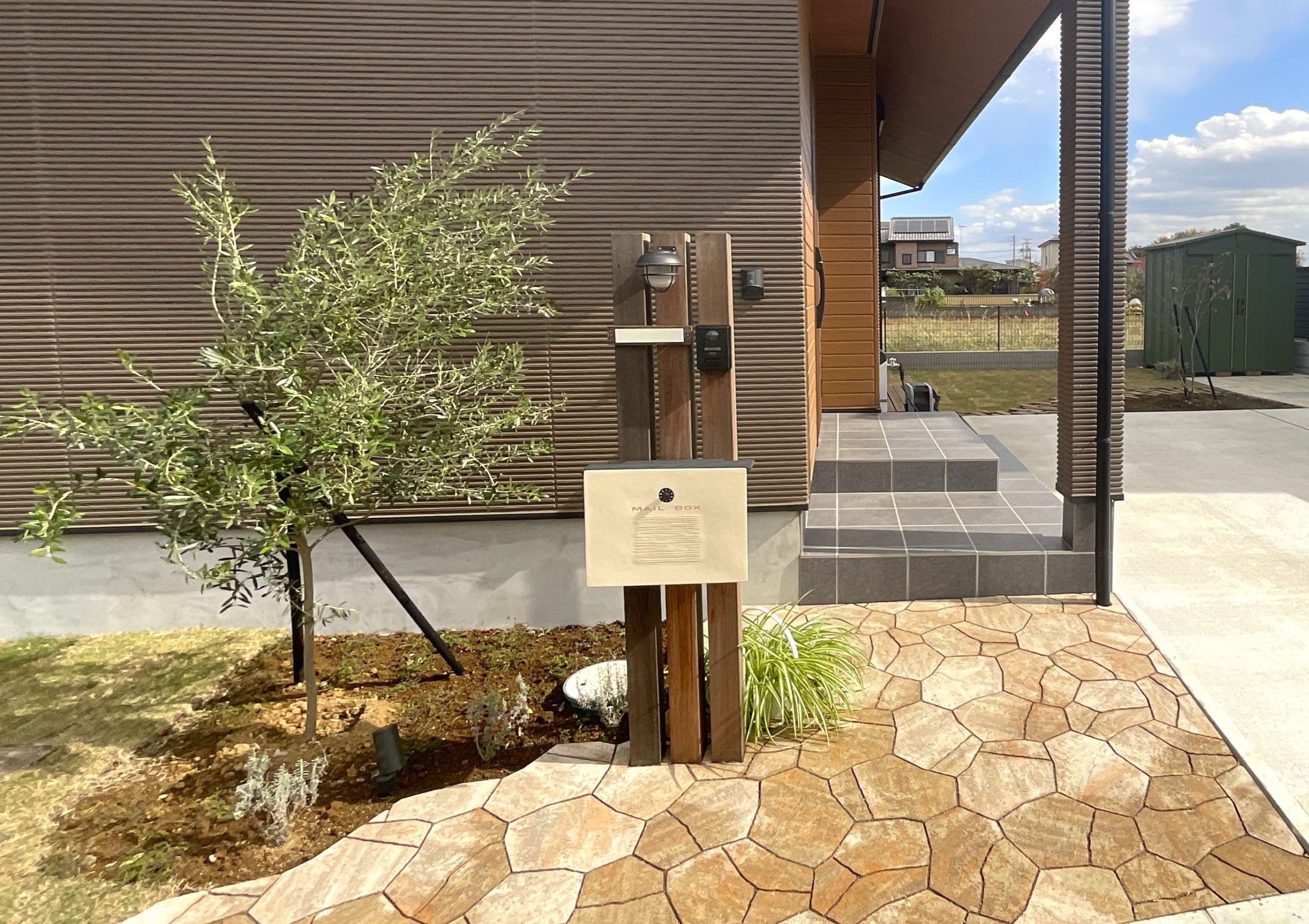 正面から見たアプローチの様子