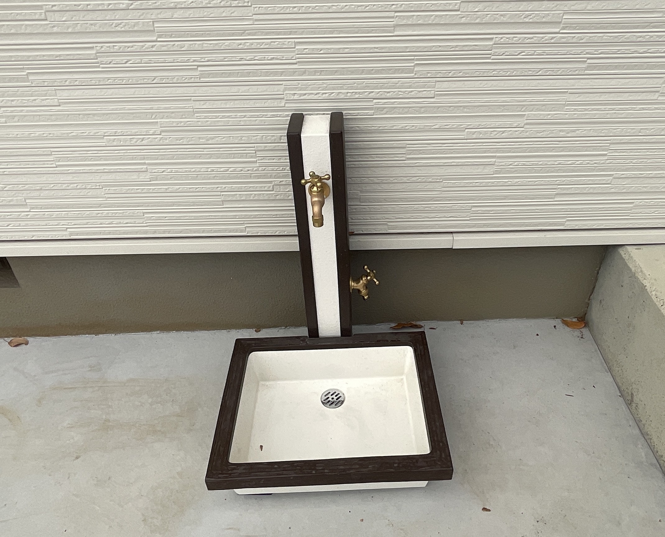 駐車場内の立水栓の様子