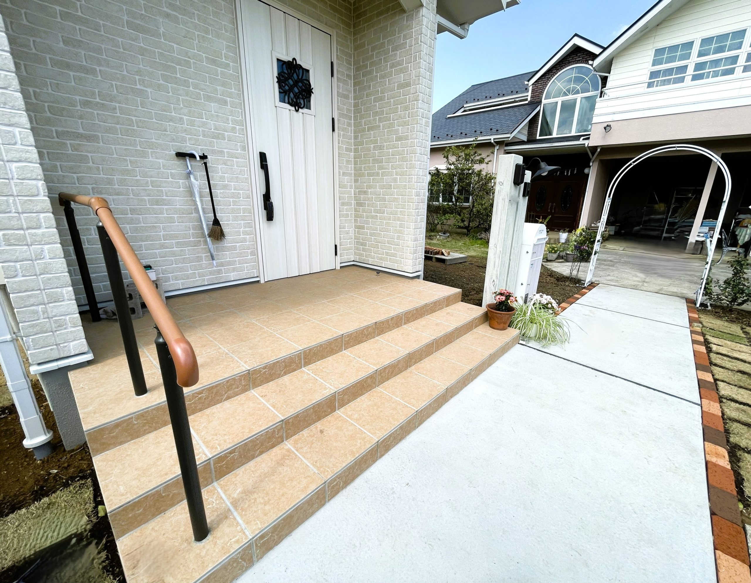 広くなった玄関ポーチと歩きやすいアプローチ